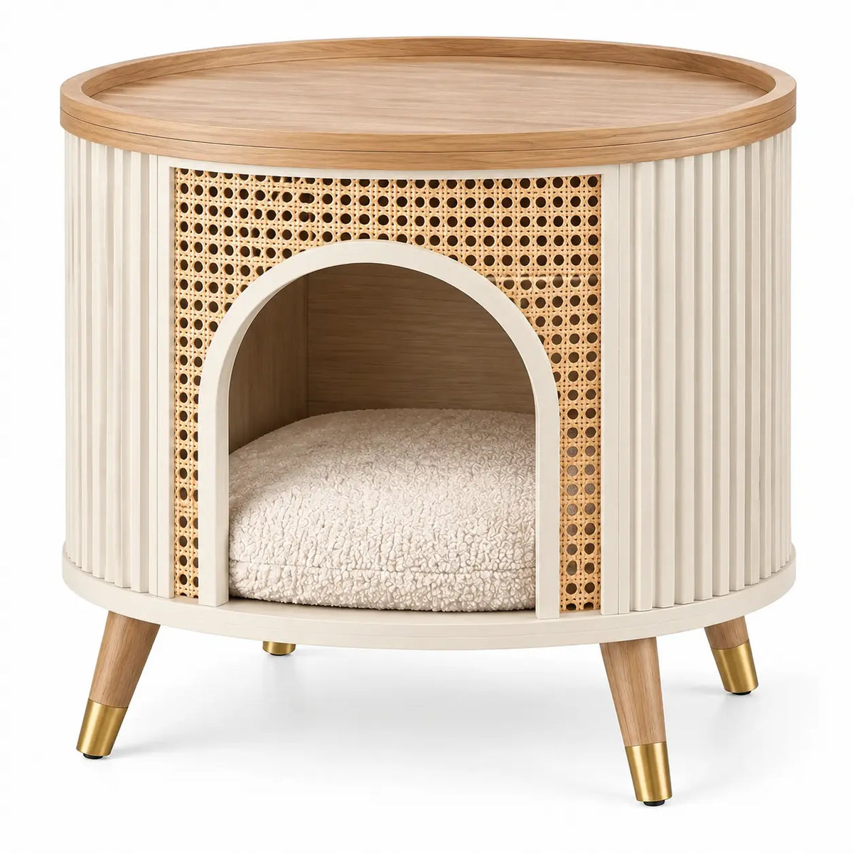 Mueble refugio para mascotas con formas arqueadas y detalles de entramado, blanco y marrón