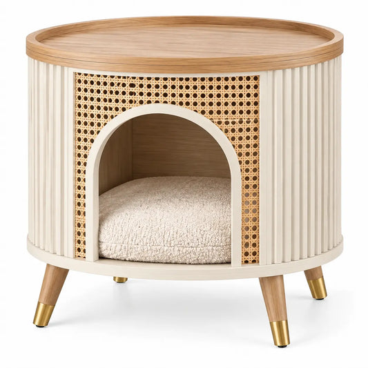 Mueble refugio para mascotas con formas arqueadas y detalles de entramado, blanco y marrón